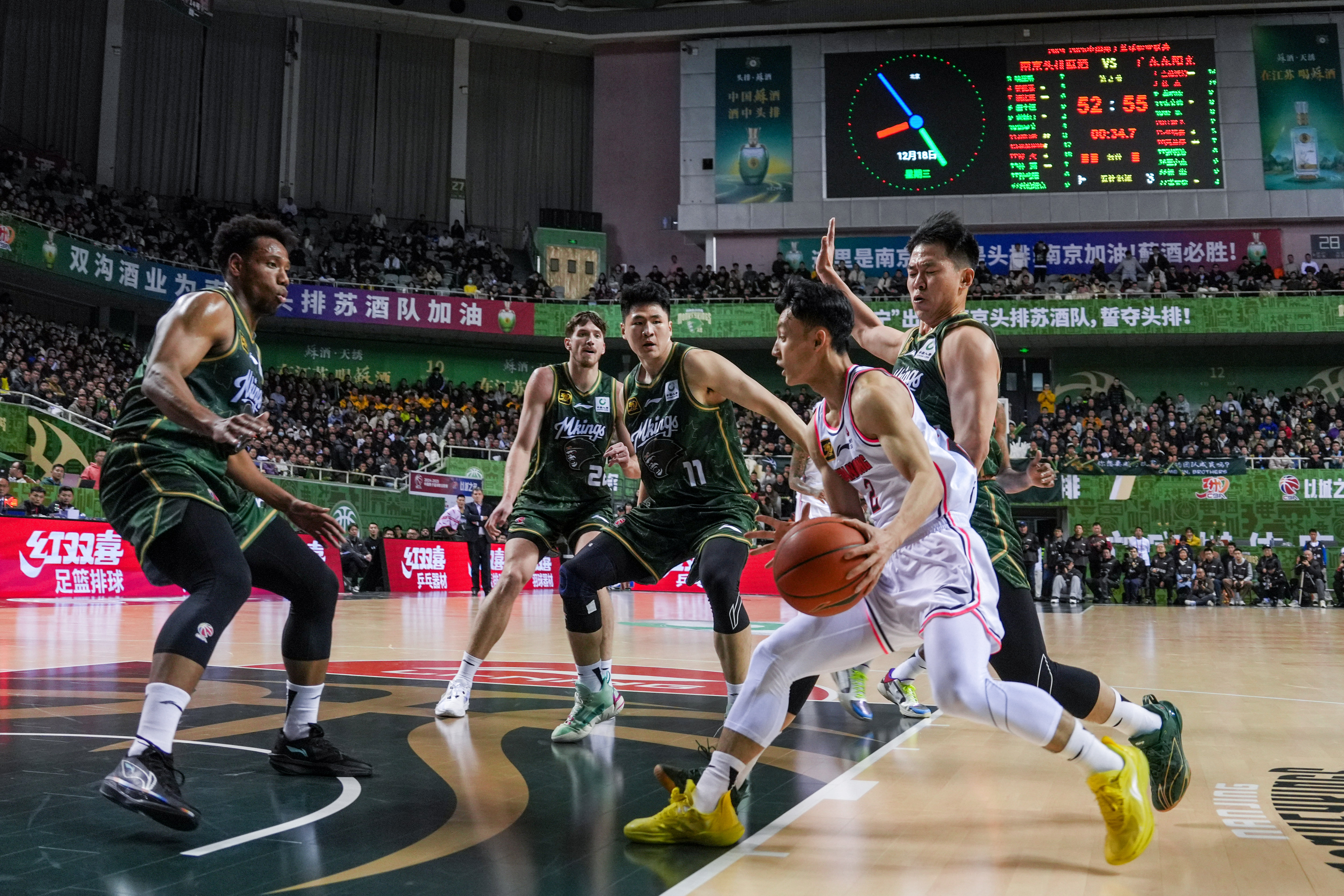 关于热血运动赛场，球员们拼尽全力追逐胜利的信息