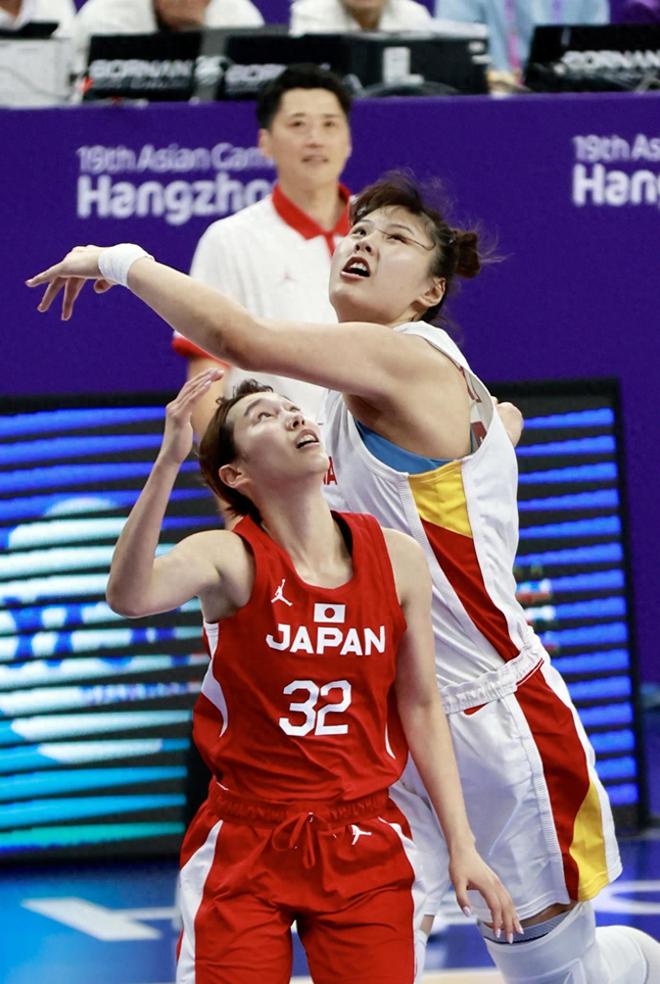 女篮运动员在奥运会上获得金牌