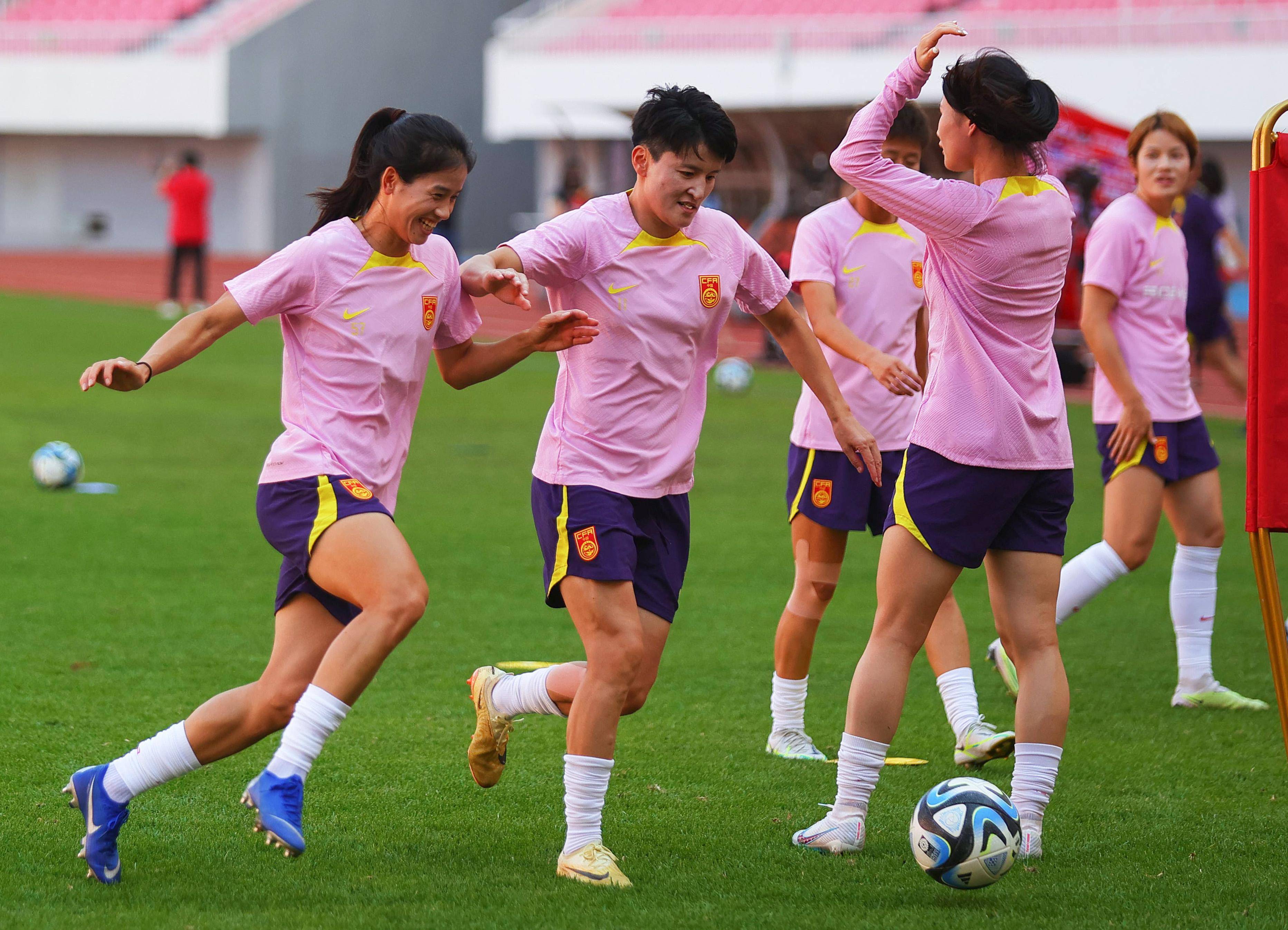 关于法国女足队积极备战，迎接挑战的信息
