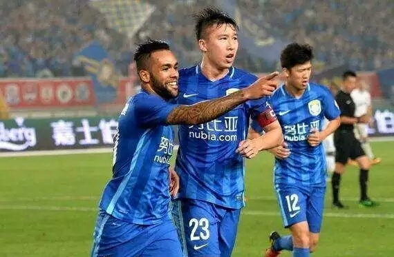 江苏苏宁客场逼平上海申花，保持稳定表现！