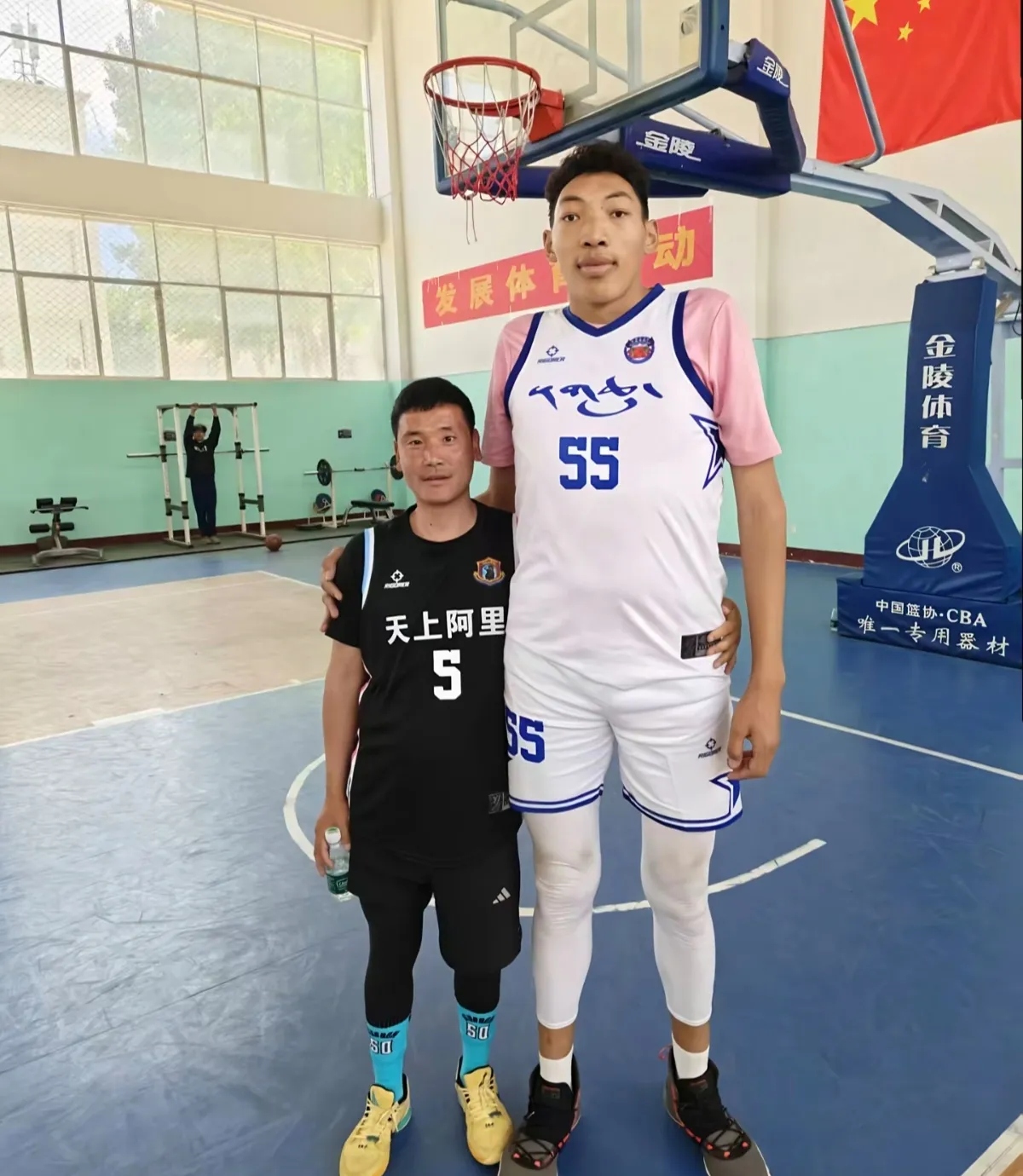 西藏男篮对阵云南队，比赛现场气氛活跃紧张的简单介绍