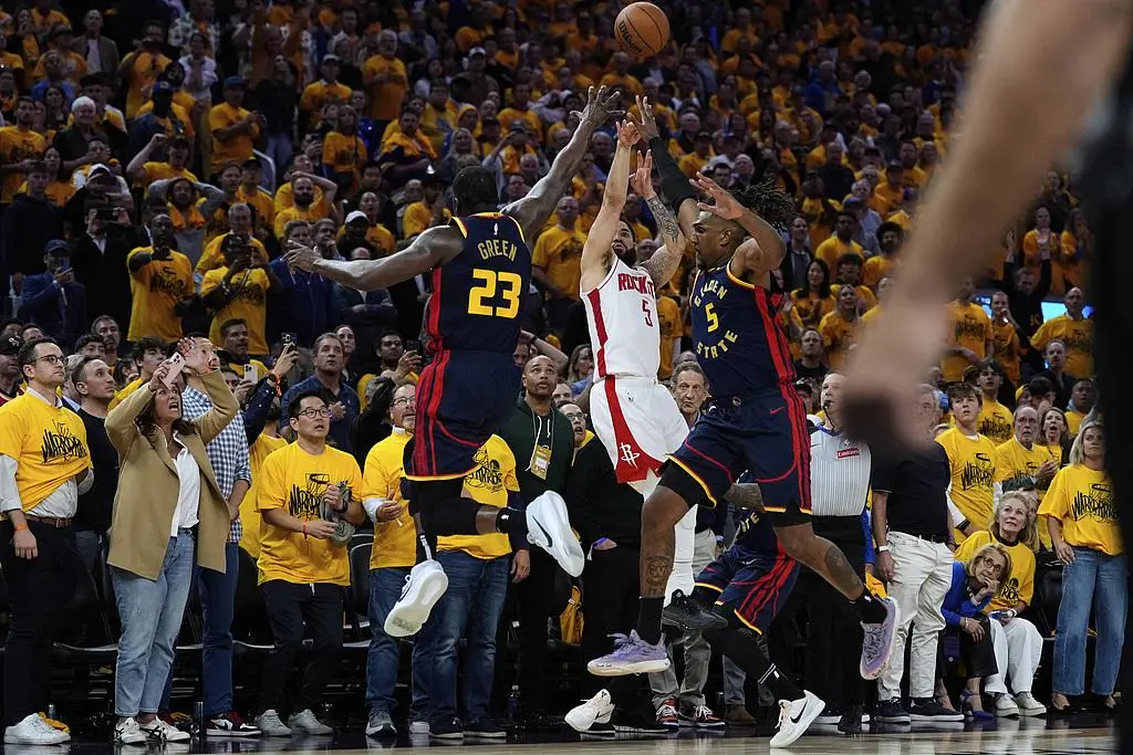 勇士大胜火箭，王者之战