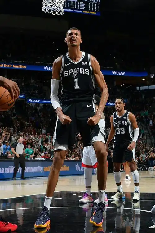 马刺客场击败国王，继续领跑西部