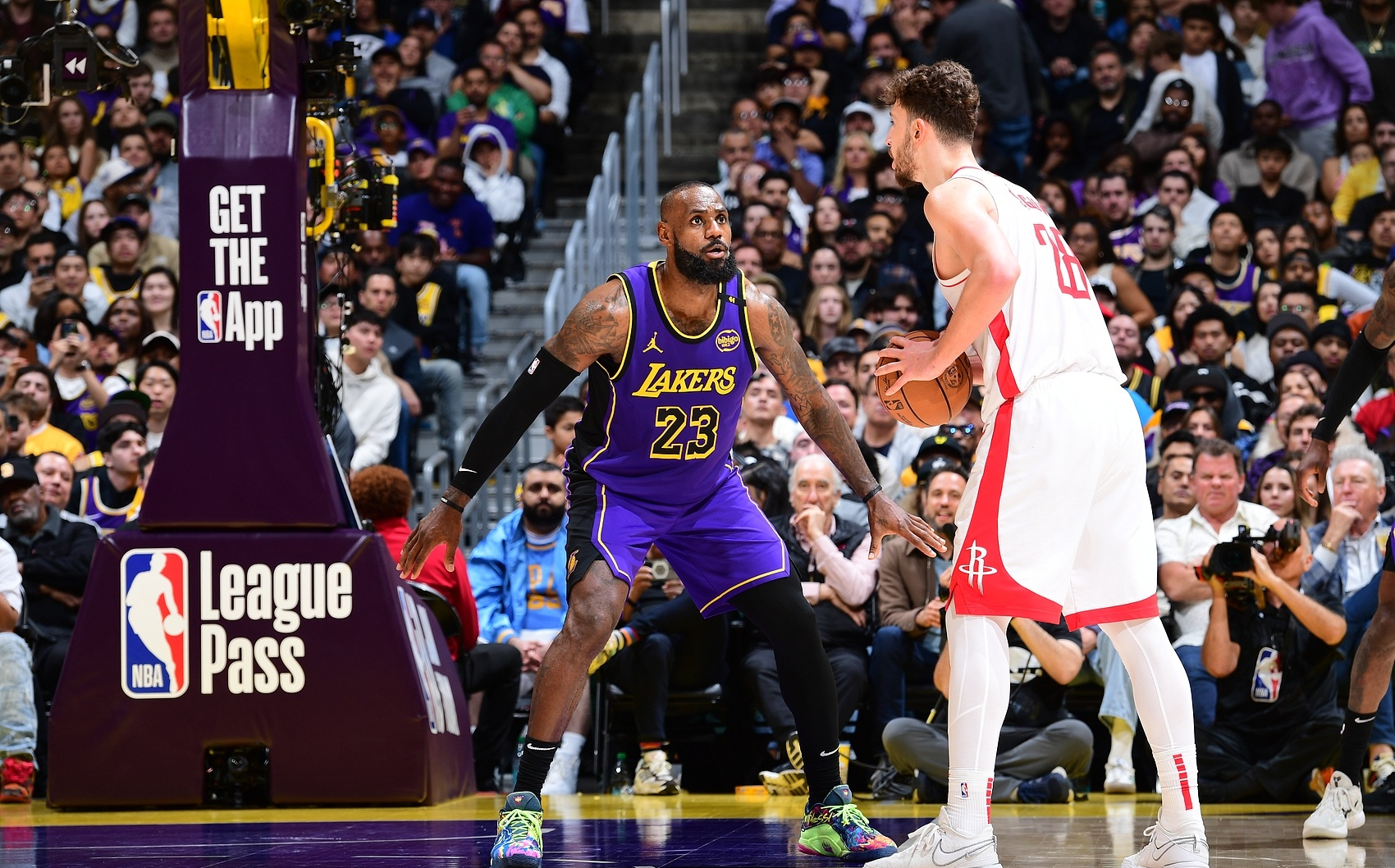 火箭客场击败湖人，赛季第一胜