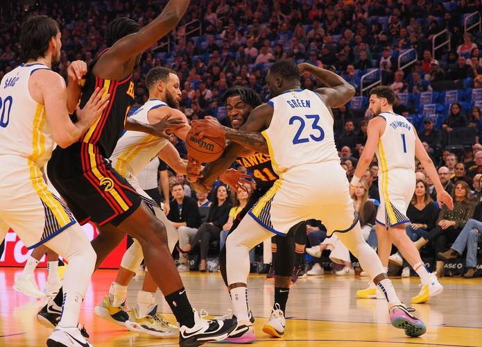 勇士险胜老鹰,取得七连胜 勇士险胜老鹰,取得七连胜