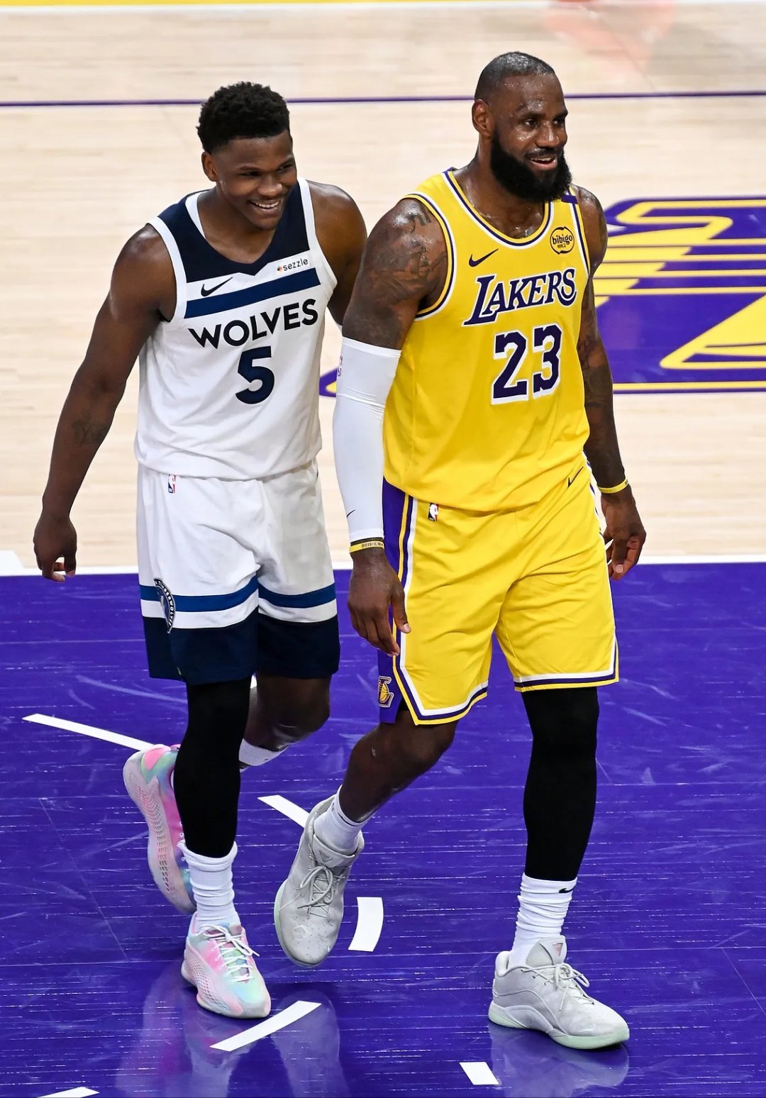 76人完胜勇士，詹姆斯点燃赛场